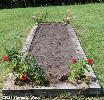 Narrow bed tilled