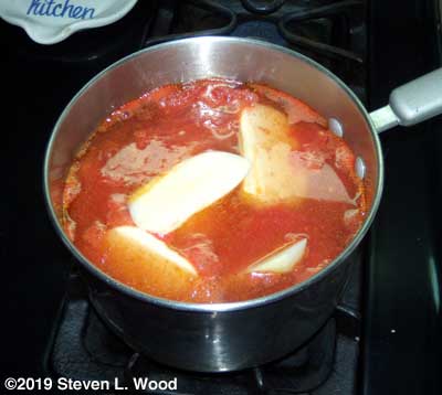 Boiling tomatoes with potatoes