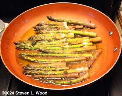 Steaming asparagus spears