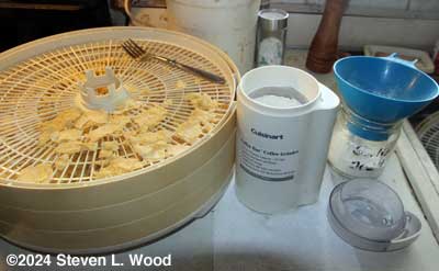Grinding garlic chips to powder